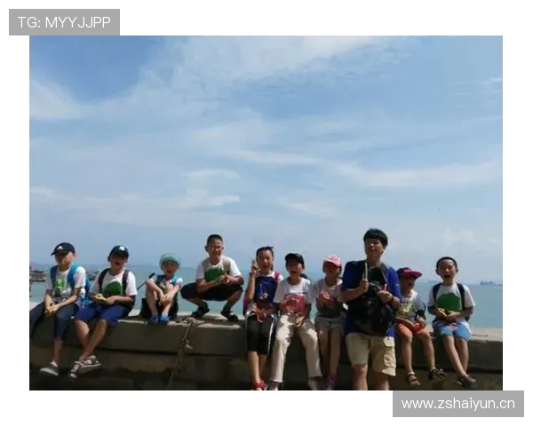 杨千霖居然穿运动鞋逛街？这生活俩样还真没想到！